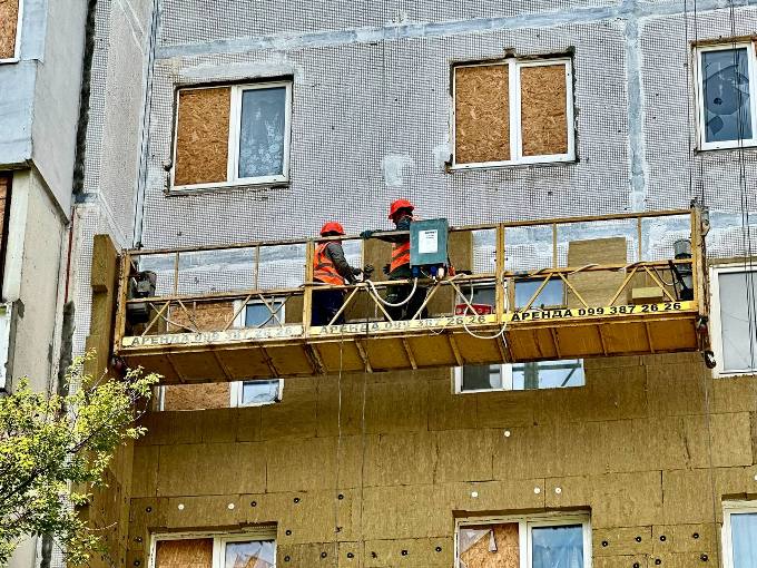 У Харкові ремонтують пошкоджену багатоповерхівку на вул. Наталії Ужвій